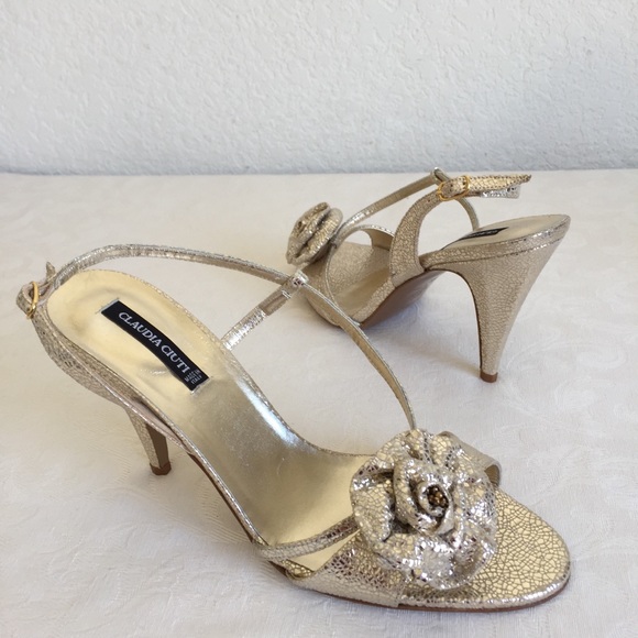 Claudia Ciuti gold flower appliqué sandals - Picture 2 of 8
